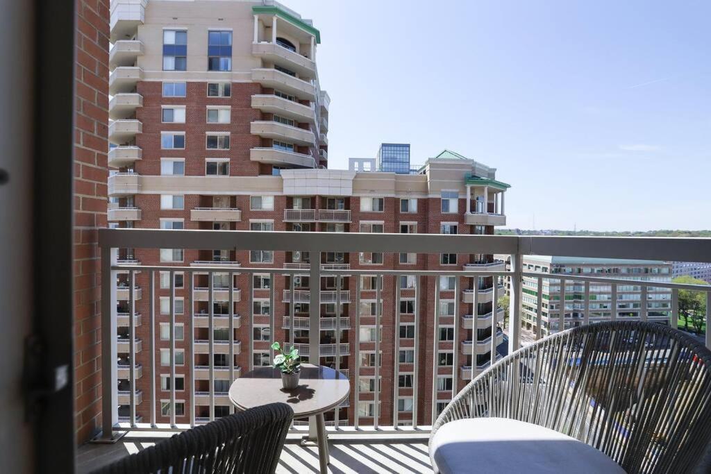 Bright Apartment Walk To Ballston Metro Arlington Exterior foto